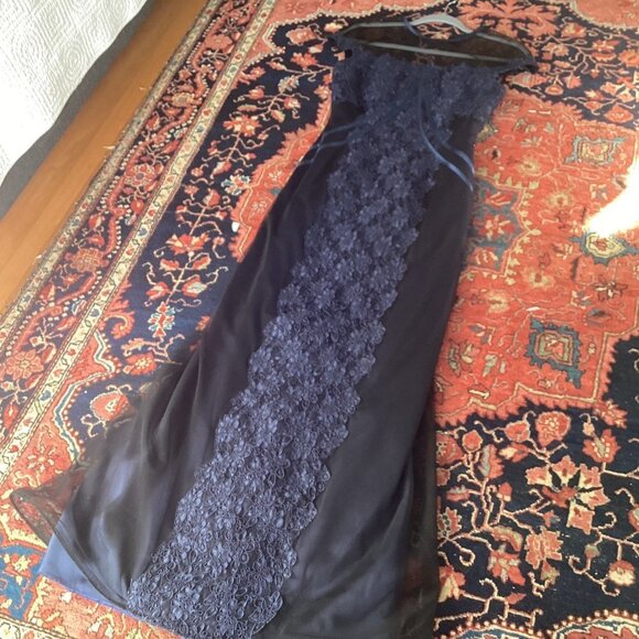 Formal Gown eugenia navy size 8 - Picture 13 of 13